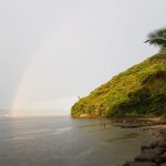 Arco iris após chuva de verão que cai sobre a Praia de Bertioga