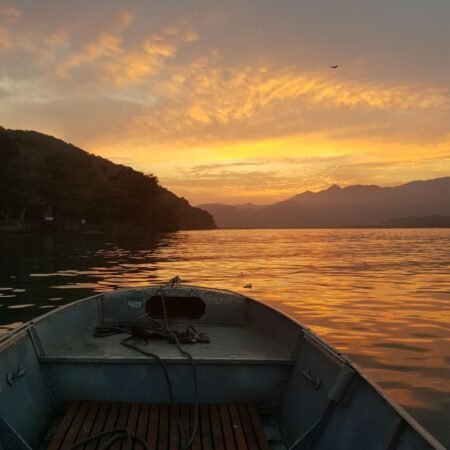 Vista do meio do canal de Bertioga no final de tarde
