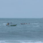 Vista da Praia Barcos levando e trazendo Turistas