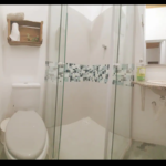 Banheiro Suíte Guaia - A Toca da Garoupa - Prainha Branca, SP, Brasil