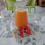 Café da manhã na A Toca da Garoupa, com suco de acerola natural